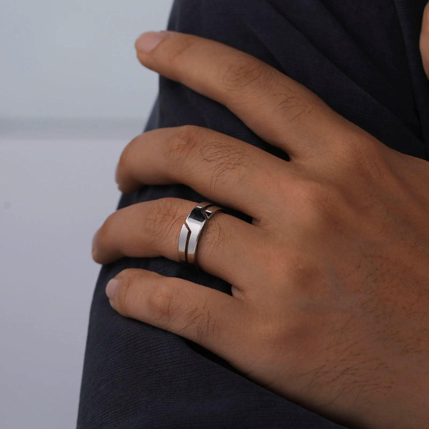 Anillo Skyrim de acero inoxidable para hombre y mujer, estilo minimalista, informal, color negro, 2025, ideal como regalo de boda para pareja.